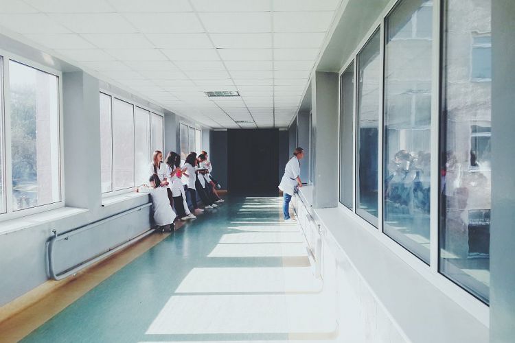Ärzte stehen im Korridor eines Krankenhauses