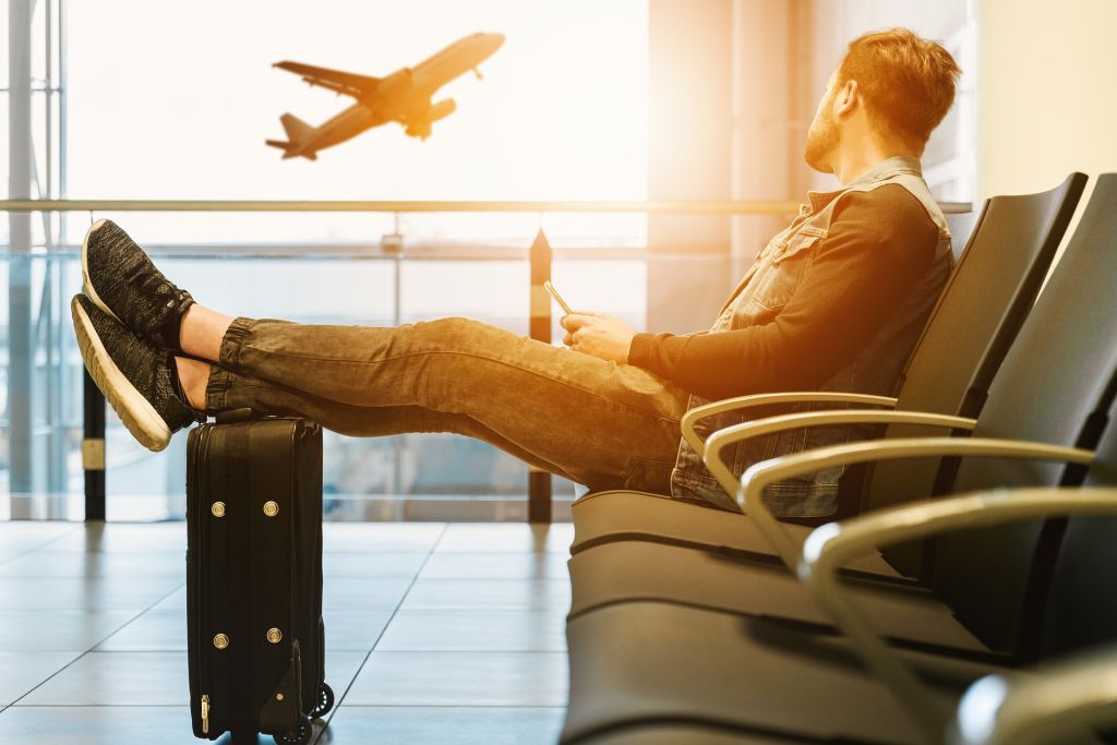 Ein Man wartet am Flughafen auf sein Flug