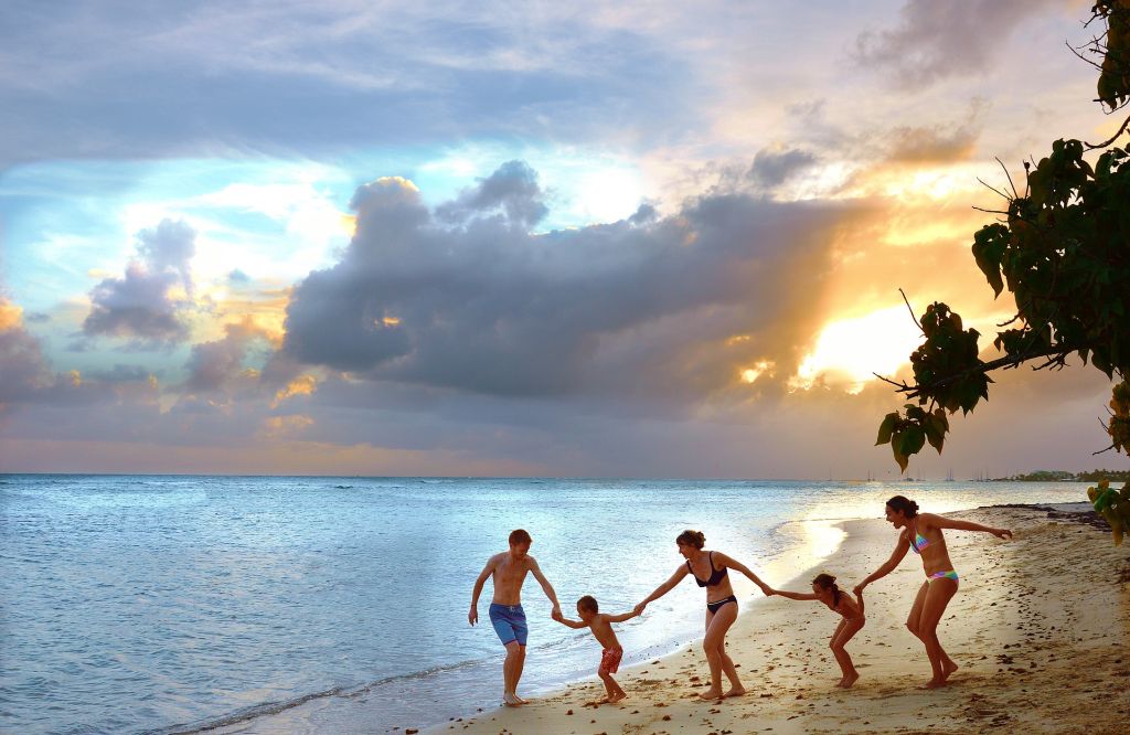 Eine Familie auf einem Strand