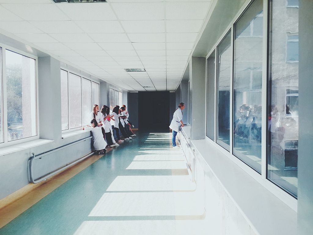 Ärzte stehen im Korridor eines Krankenhauses