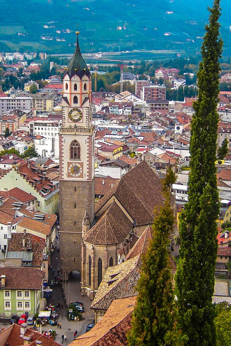 Die Kirche St. Nikolaus - Sehenswürdigkeit der Stadt Meran in Südtirol, Italien Pfarrkirche St. Nikolaus in Kurort Meran in Südtirol, Italien