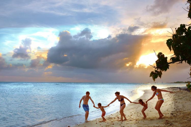 Eine Familie auf einem Strand