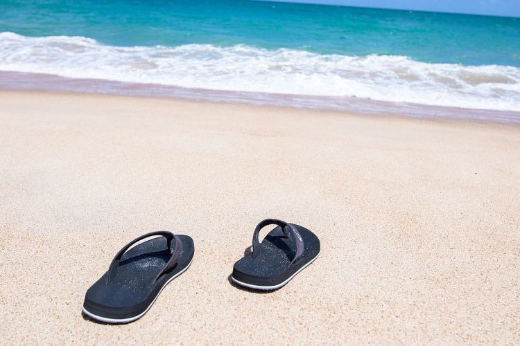 Flip Flops auf einem Strand