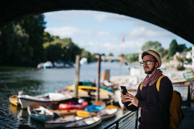 Ein Man telefoniert im Urlaub